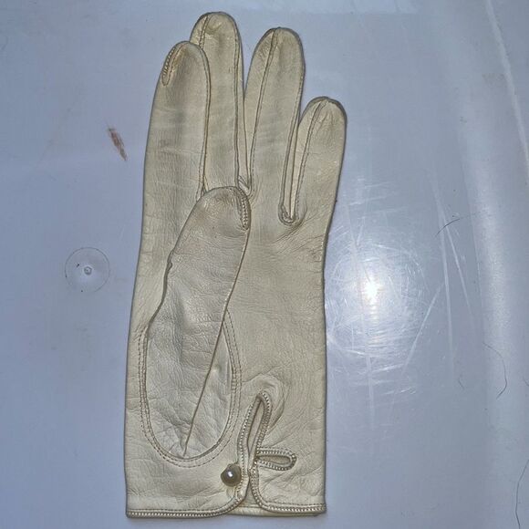 Vintage 50s/60s Size 6 off white leather gloves with pearl button at wrist - Picture 4 of 9